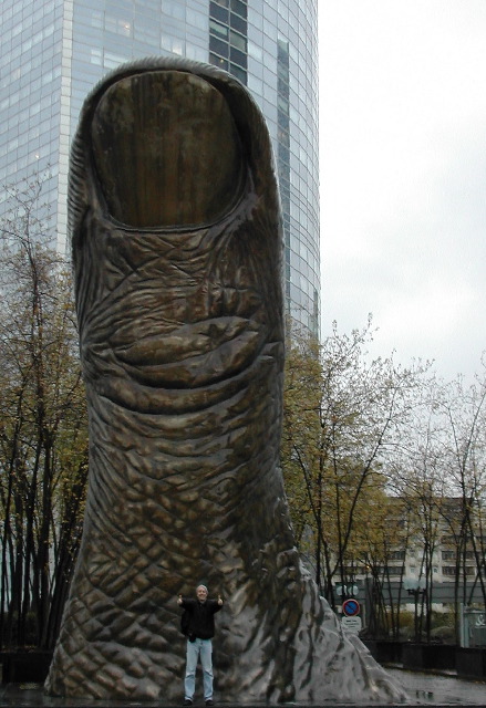 Jonathan & thumb sculpture, La Defense