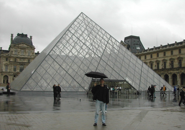 Jonathan, Louvre pyramid